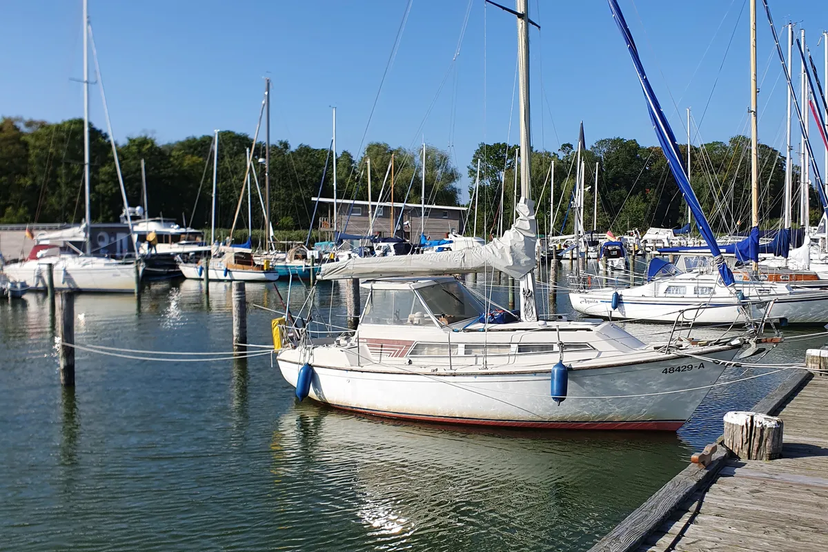Segelboote im Jachthafen