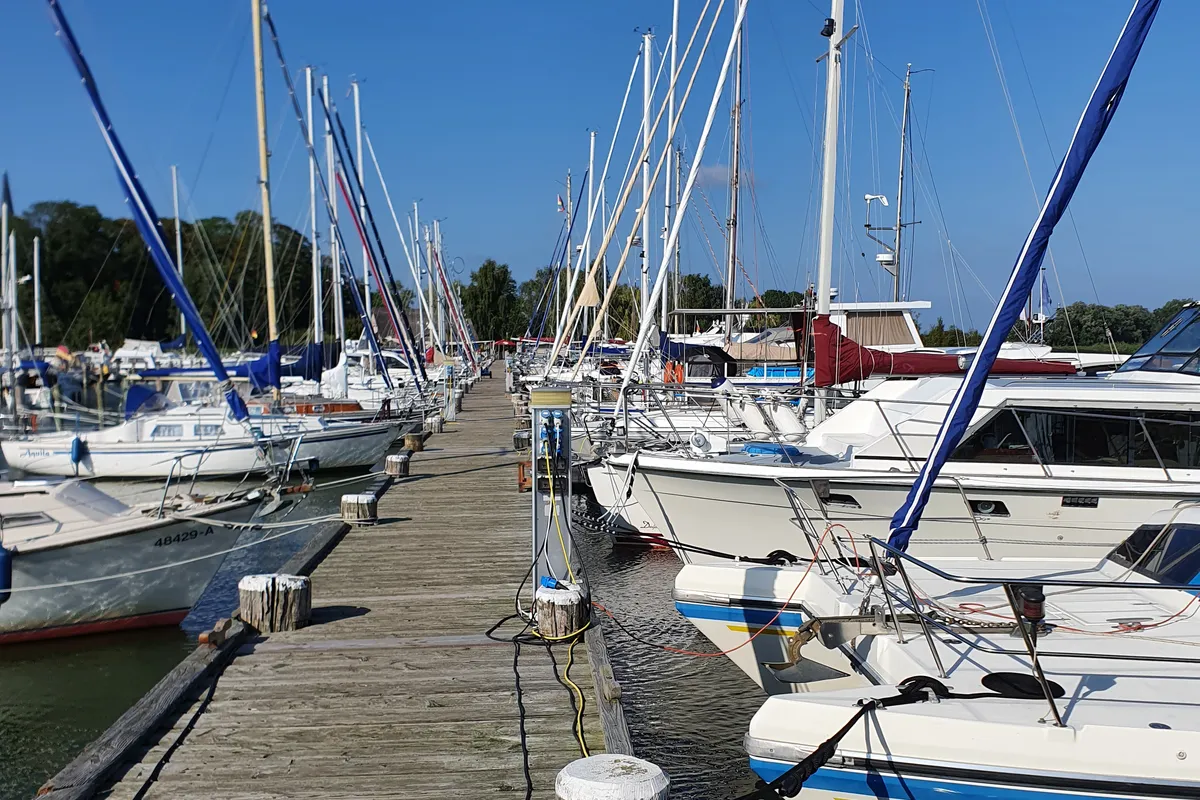 Bootsstege im Hafen