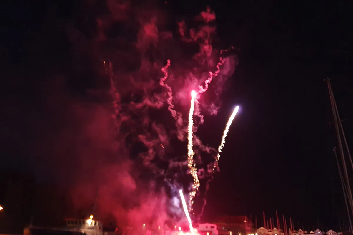 Feuerwerk &uuml;ber dem Hafen