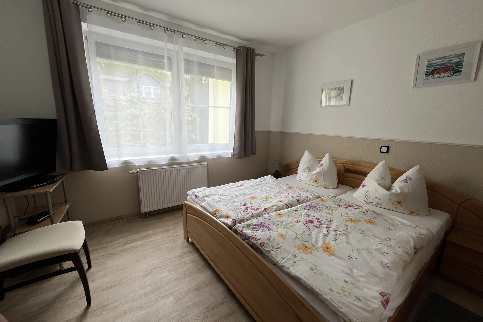 Ferienwohnung 1, Villa Michaelis: Schlafzimmer mit Doppelbett
