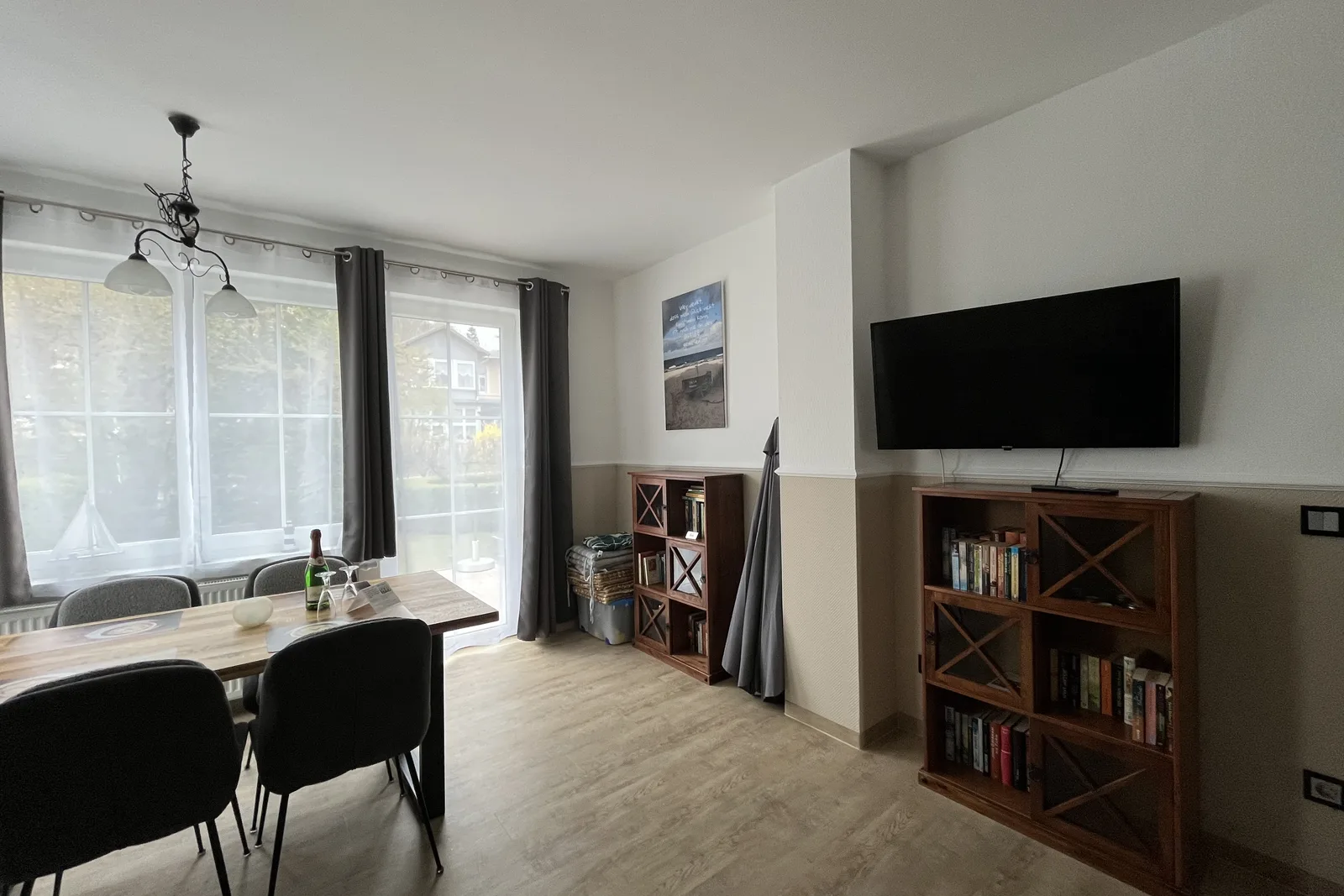 Ferienwohnung 1, Villa Michaelis: Erker mit Essplatz und TV