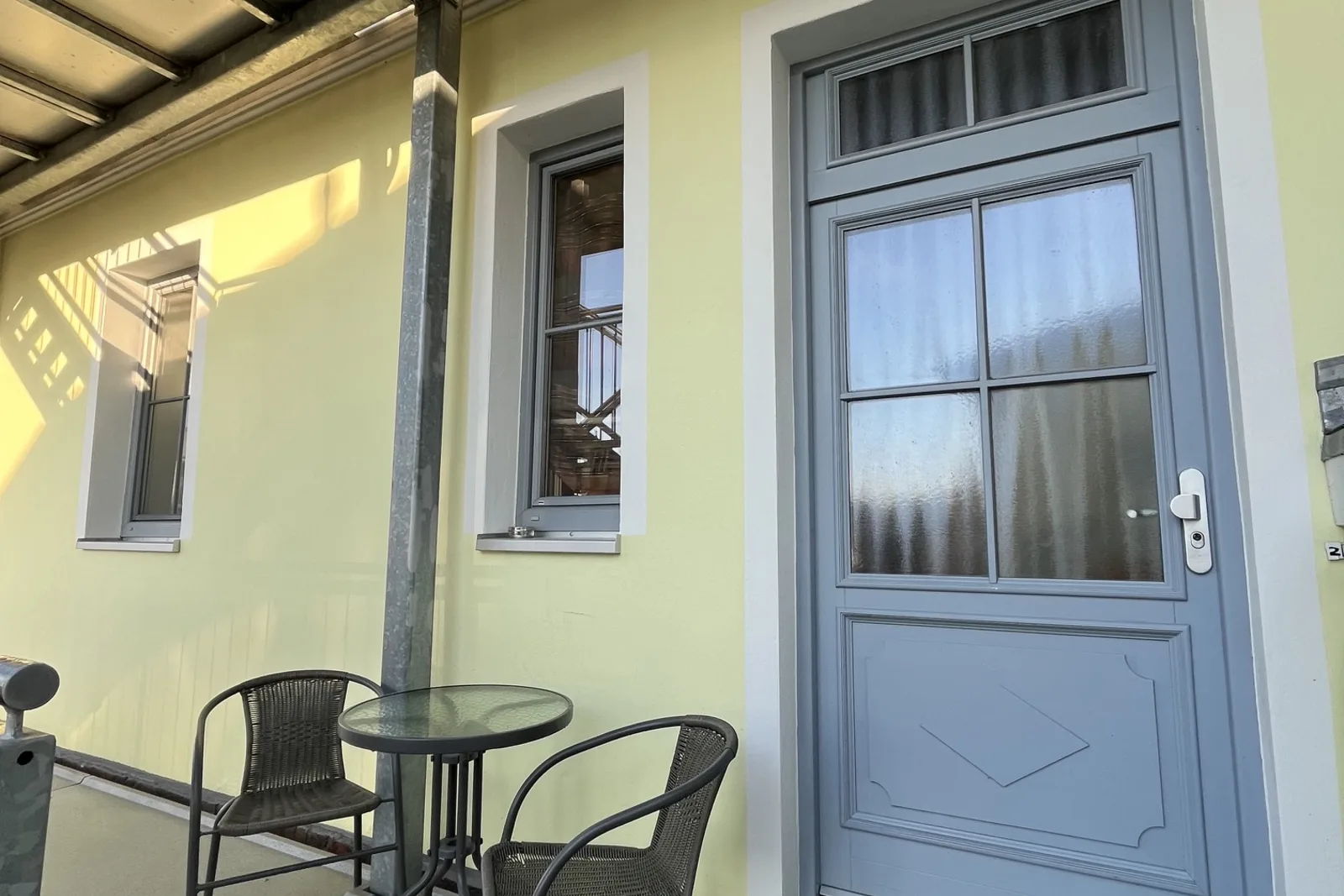 Ferienwohnung 2, Villa Michaelis: Balkon am Eingang mit Sitzgruppe für 2 Personen