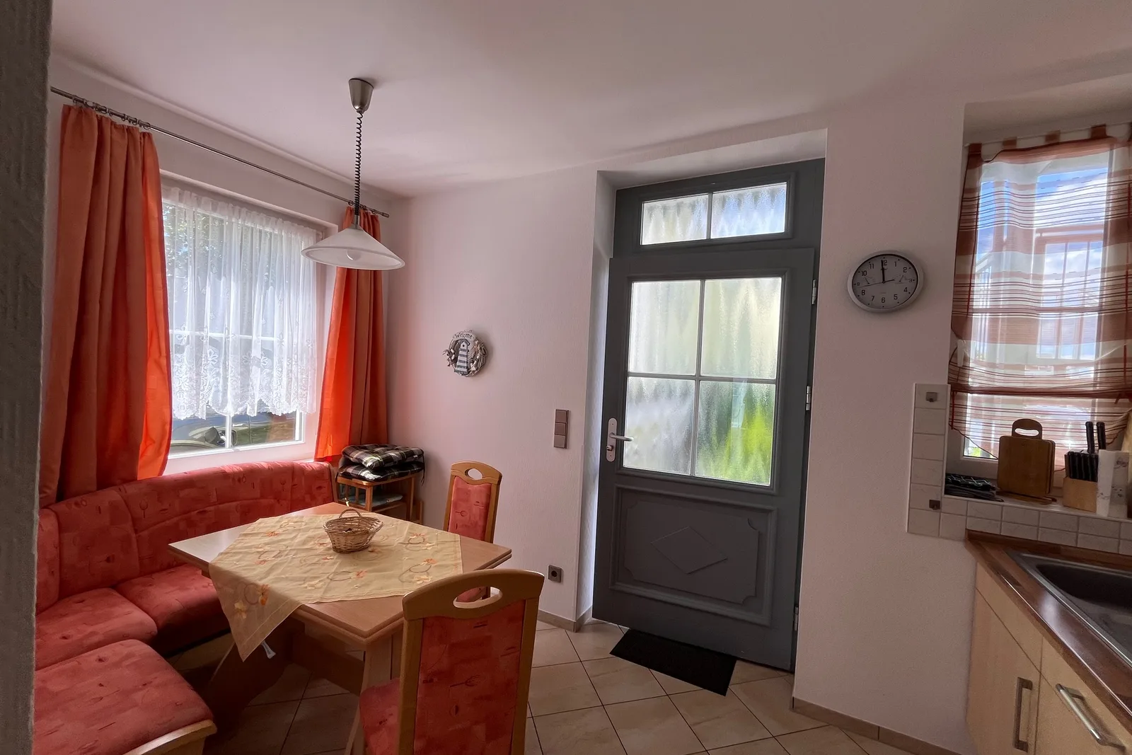 Ferienwohnung 2, Villa Michaelis: Küche mit Sitzecke und Tür zum Balkon