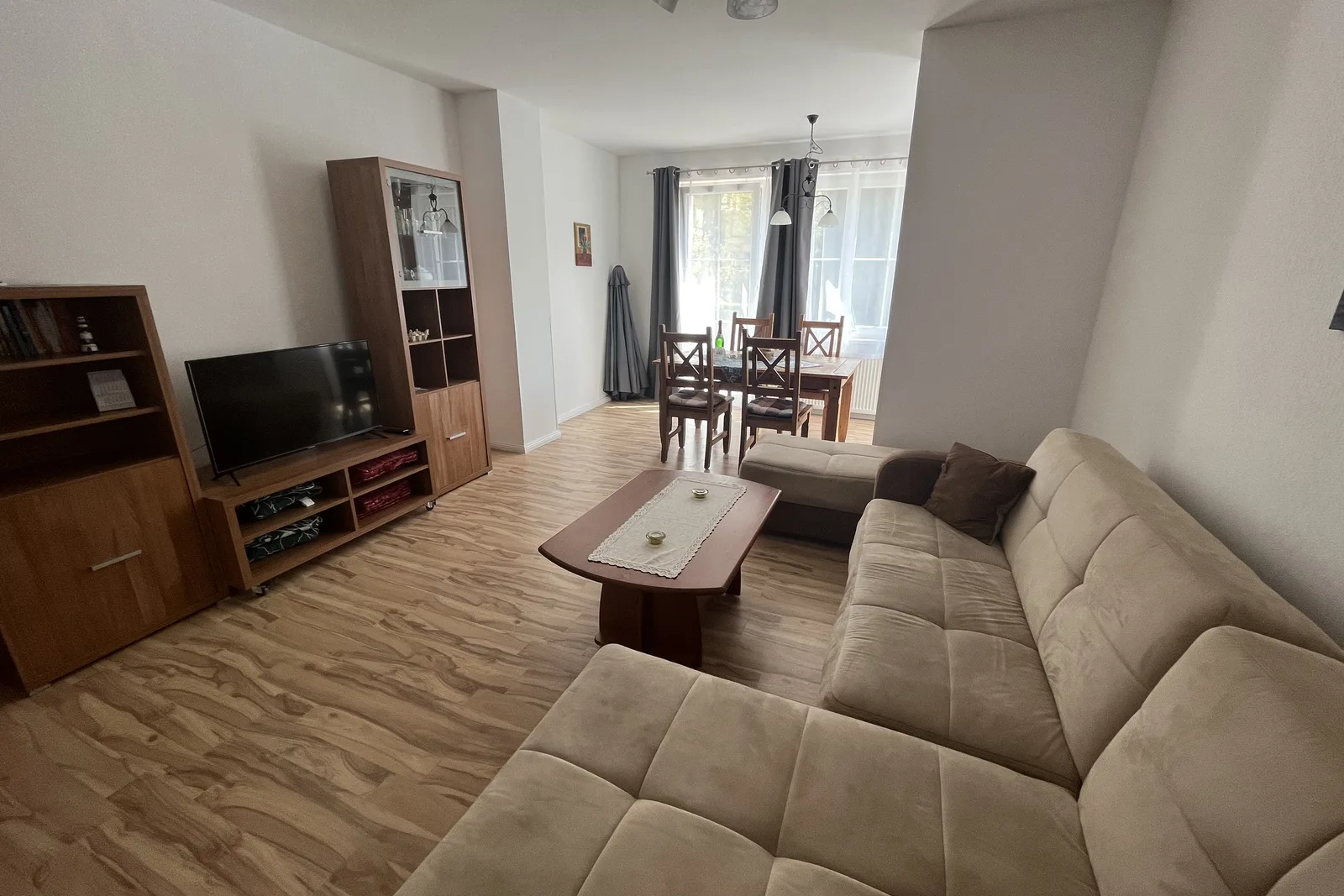 Ferienwohnung 2, Villa Michaelis: Wohnbereich mit Schlafcouch und Essplatz