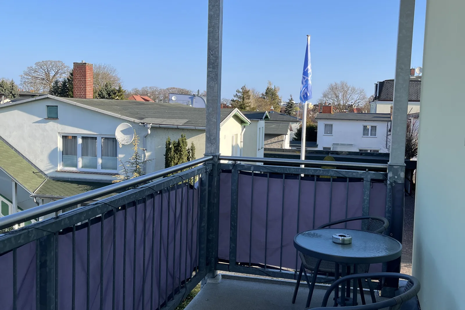 Ferienwohnung 3, Villa Michaelis: Überdachter Balkon mit Sitzgruppe