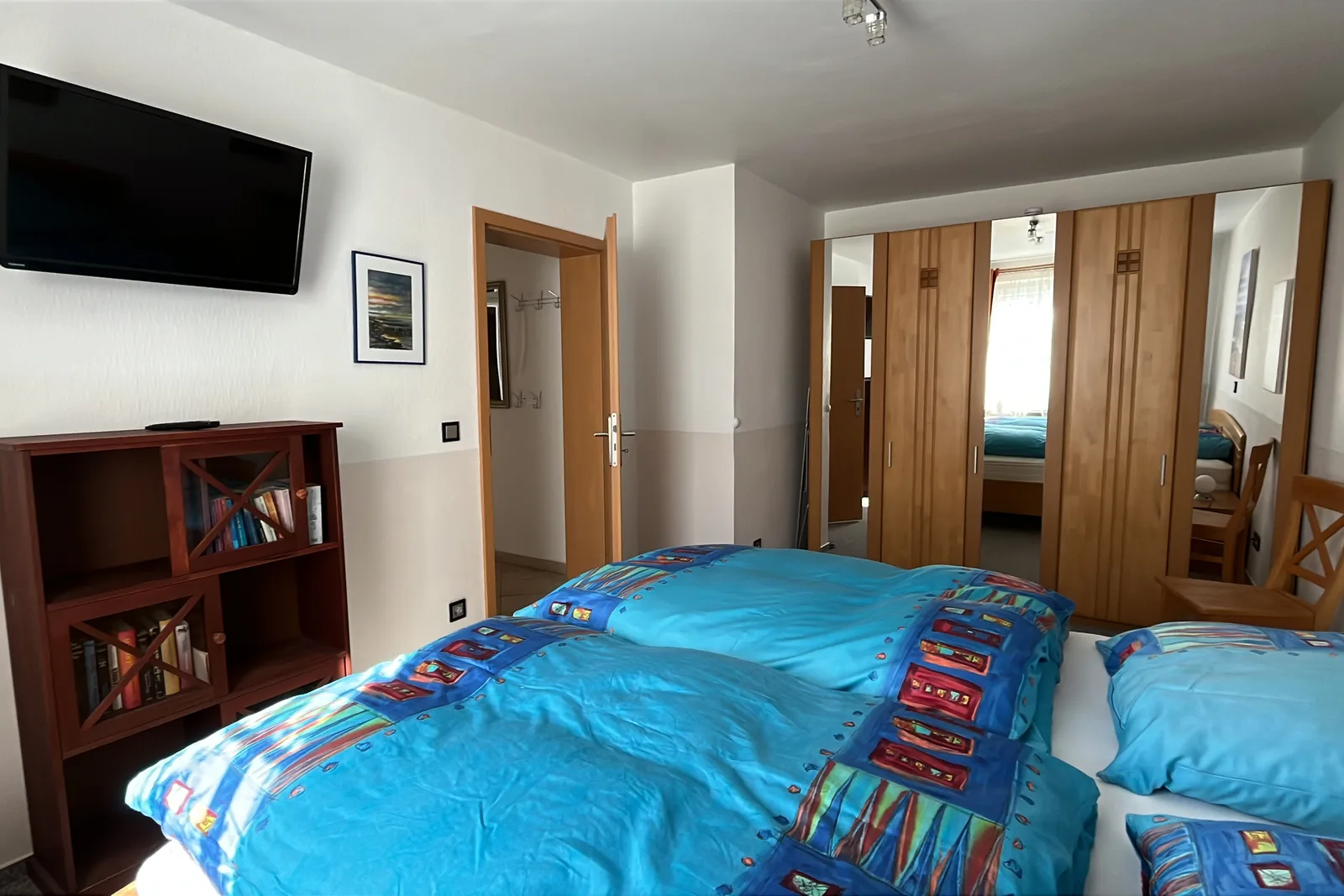 Ferienwohnung 5, Ferienhaus Ostsee YOLO: Schlafzimmer mit Doppelbett und TV
