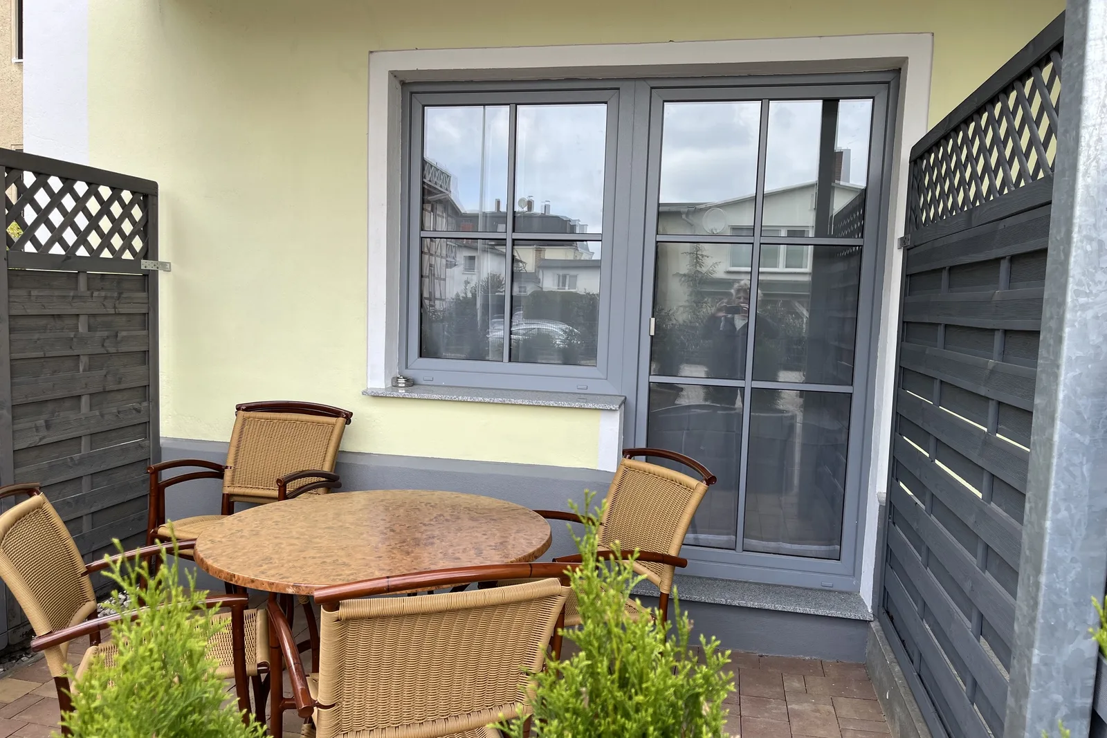 Ferienwohnung 5, Ferienhaus Ostsee YOLO: Terrasse mit Sitzgruppe