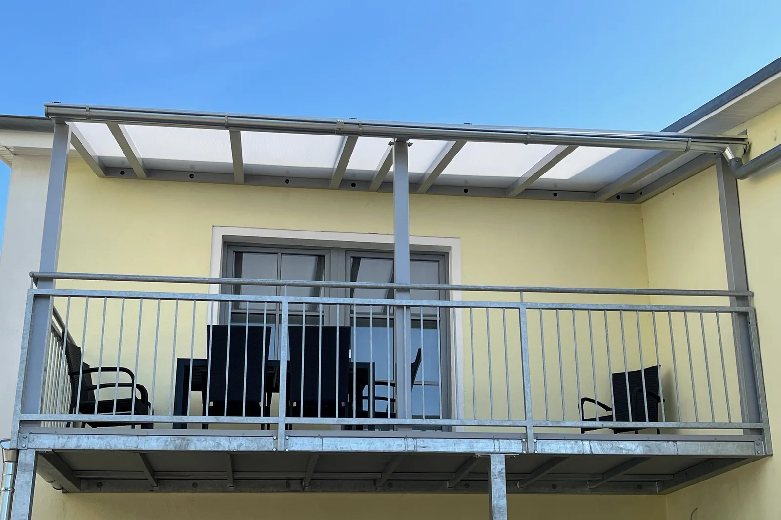 Ferienwohnung 6, Ferienhaus Ostsee YOLO: Überdachter Balkon mit Sitzgruppe