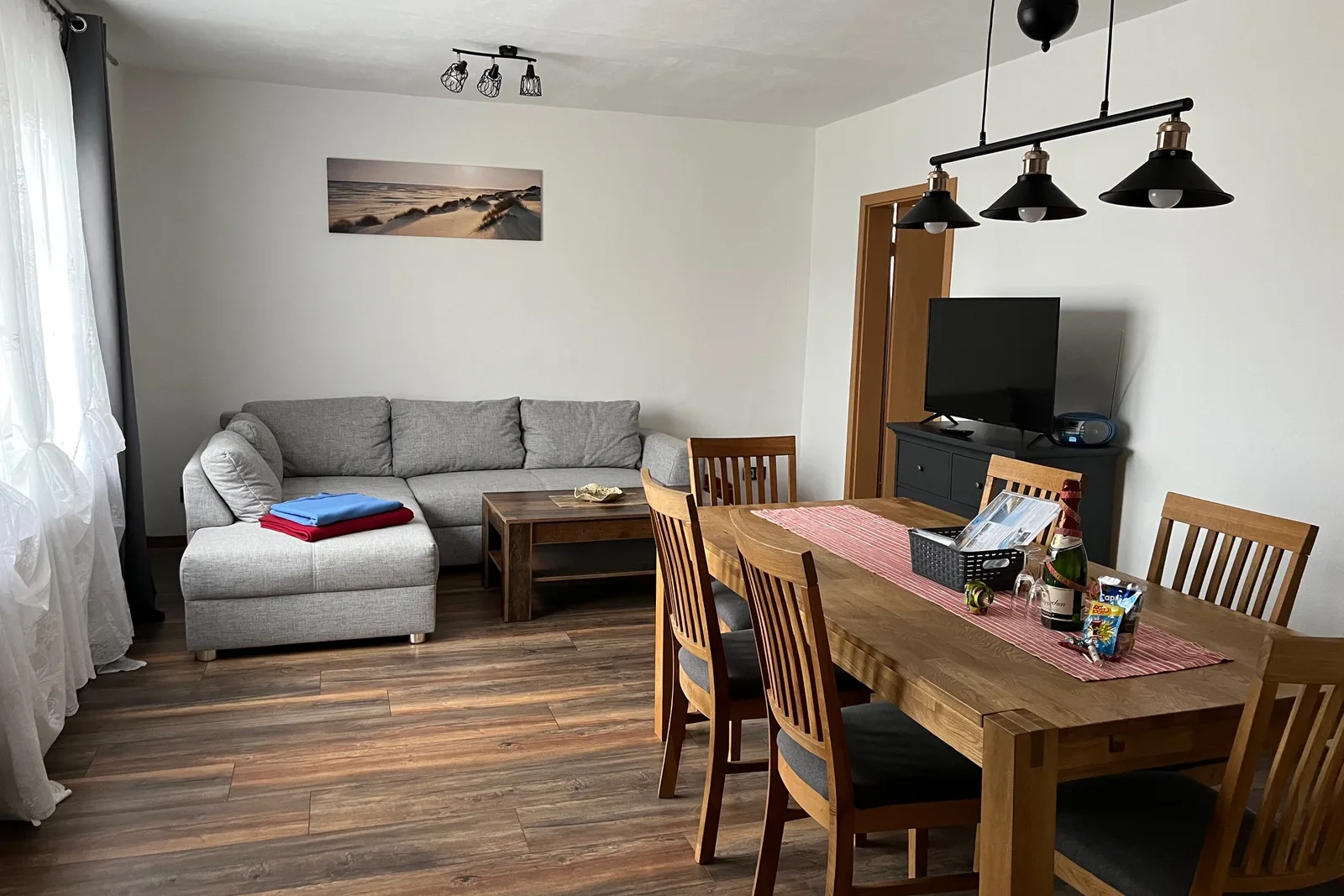 Ferienwohnung 6, Ferienhaus Ostsee YOLO: Wohnbereich mit Schlafcouch und Essplatz
