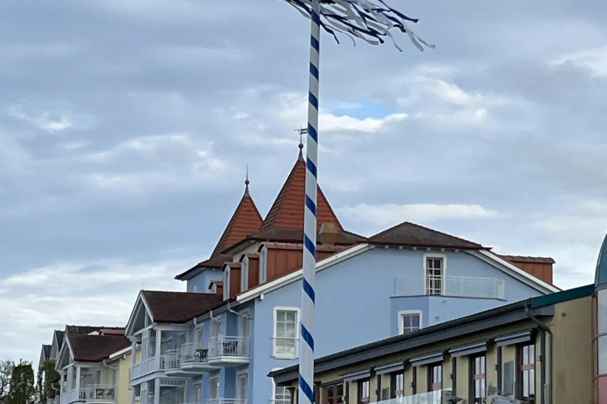 Maibaum vor der B&auml;derarchitektur