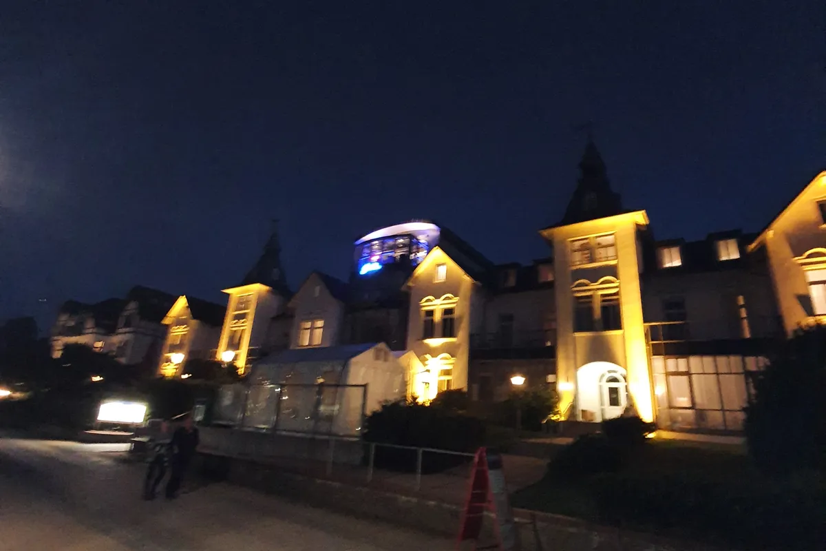 Beleuchtete B&auml;derarchitektur am Abend