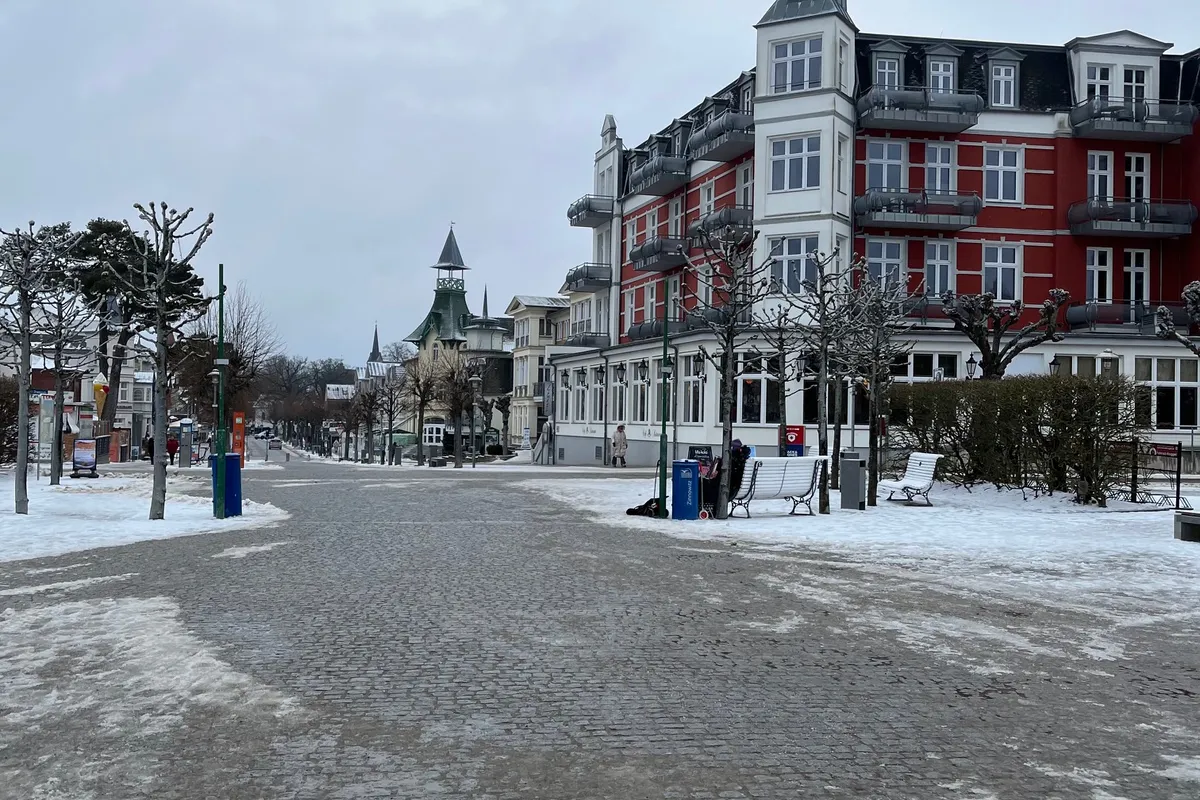 Verschneite Promenade mit B&auml;derarchitektur