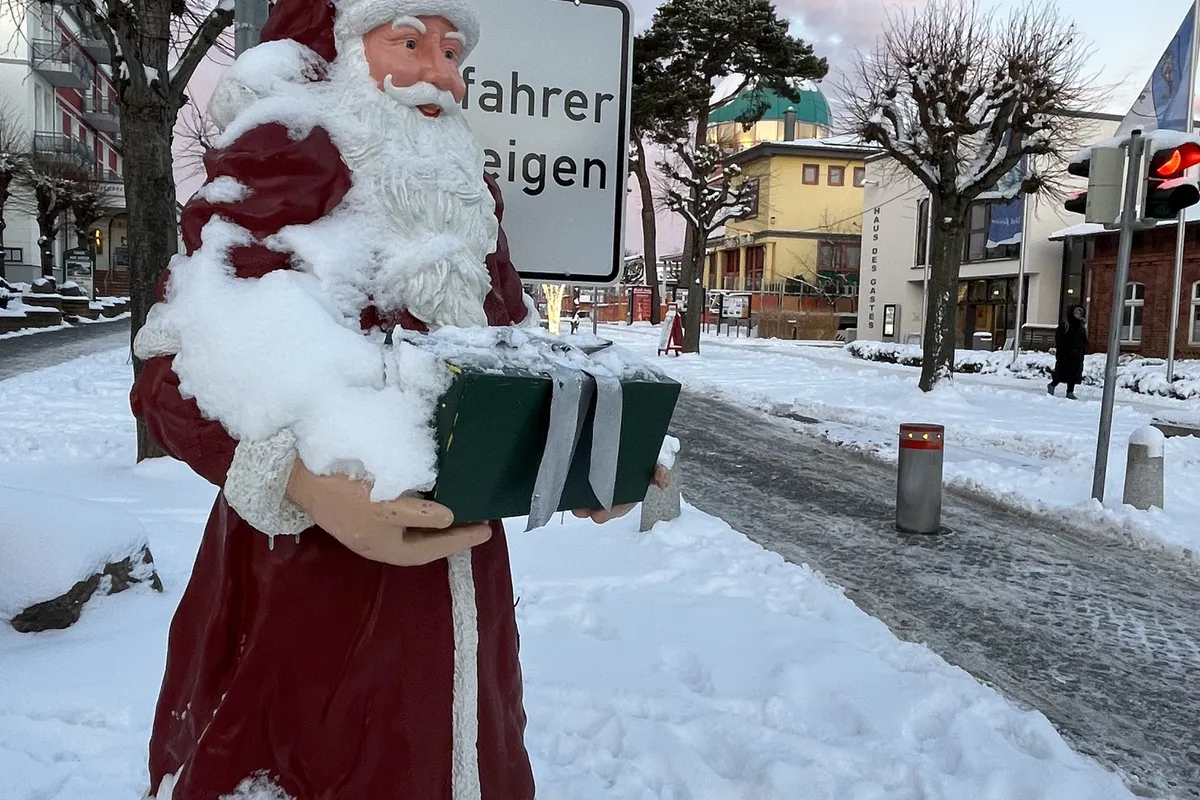 Weihnachtsmann im Schnee