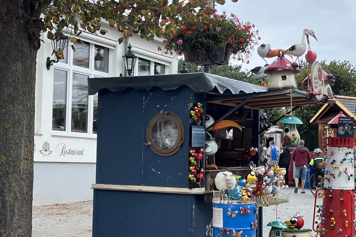 Bunter Andenkenladen an der Promenade