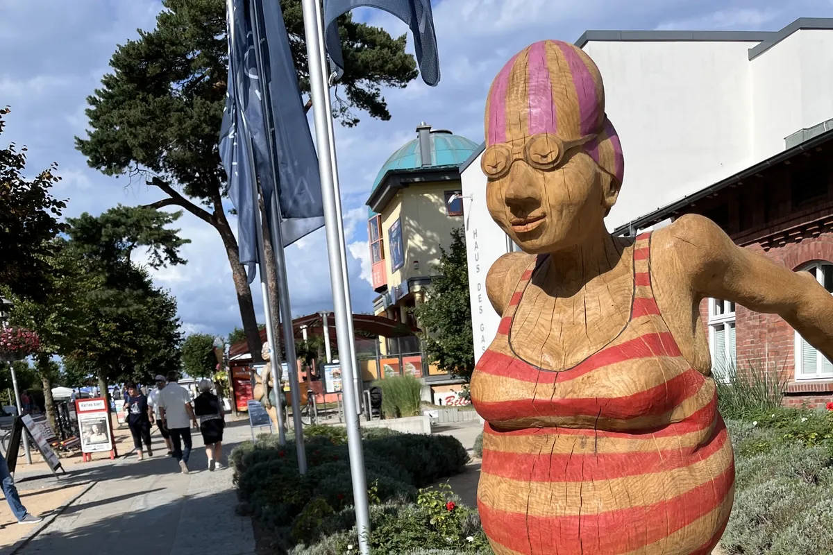 Holzskulptur vor der Kurverwaltung