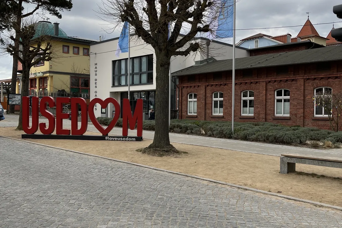 USEDOM-Schriftzug an der Promenade