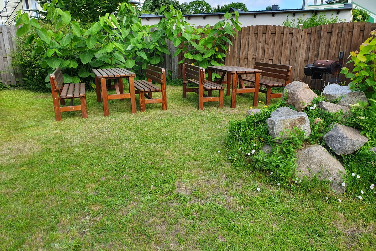 Gemeinsamer Garten mit Sitzgruppen und Steingarten