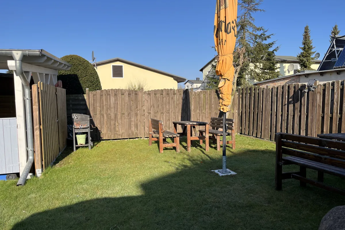 Eingez&auml;unter gemeinsamer Garten mit Sitzgruppen