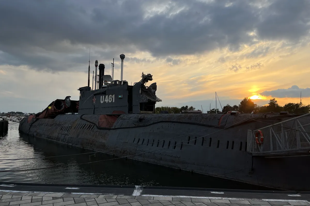 Das U-Boot U-461 im Hafen Peenem&uuml;nde bei Sonnenuntergang