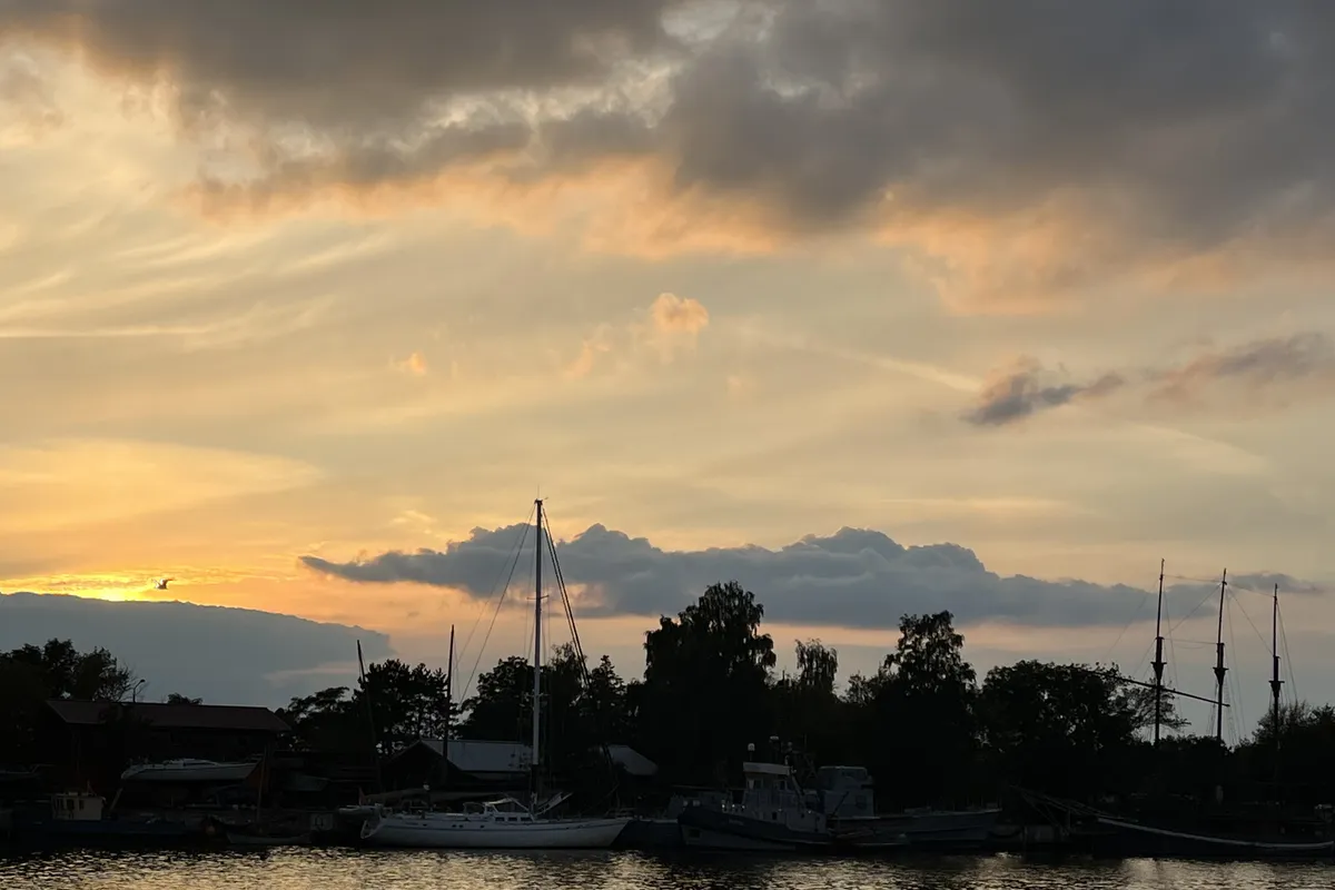 Segelboote im Abendlicht