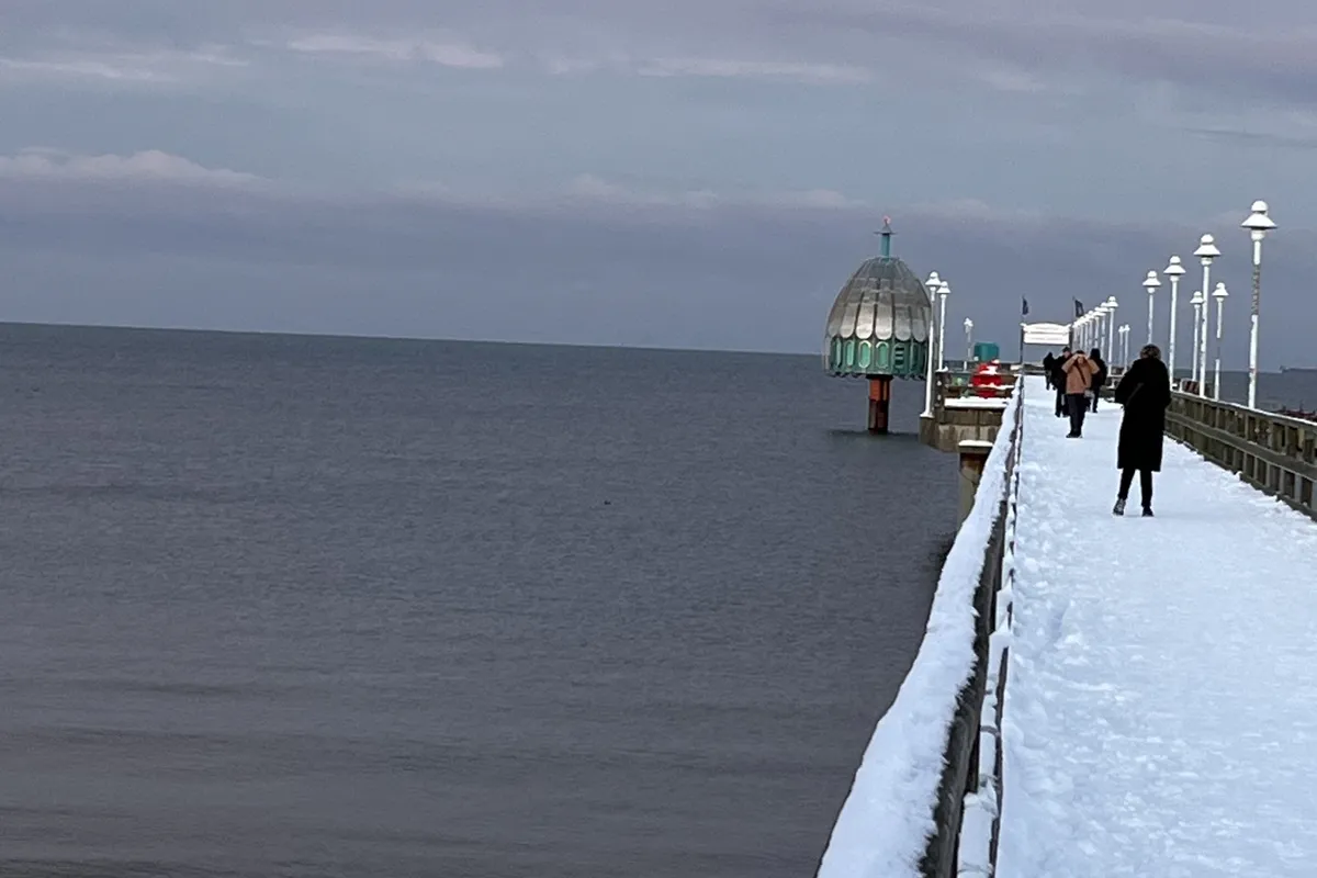 Verschneite Seebr&uuml;cke im Winter