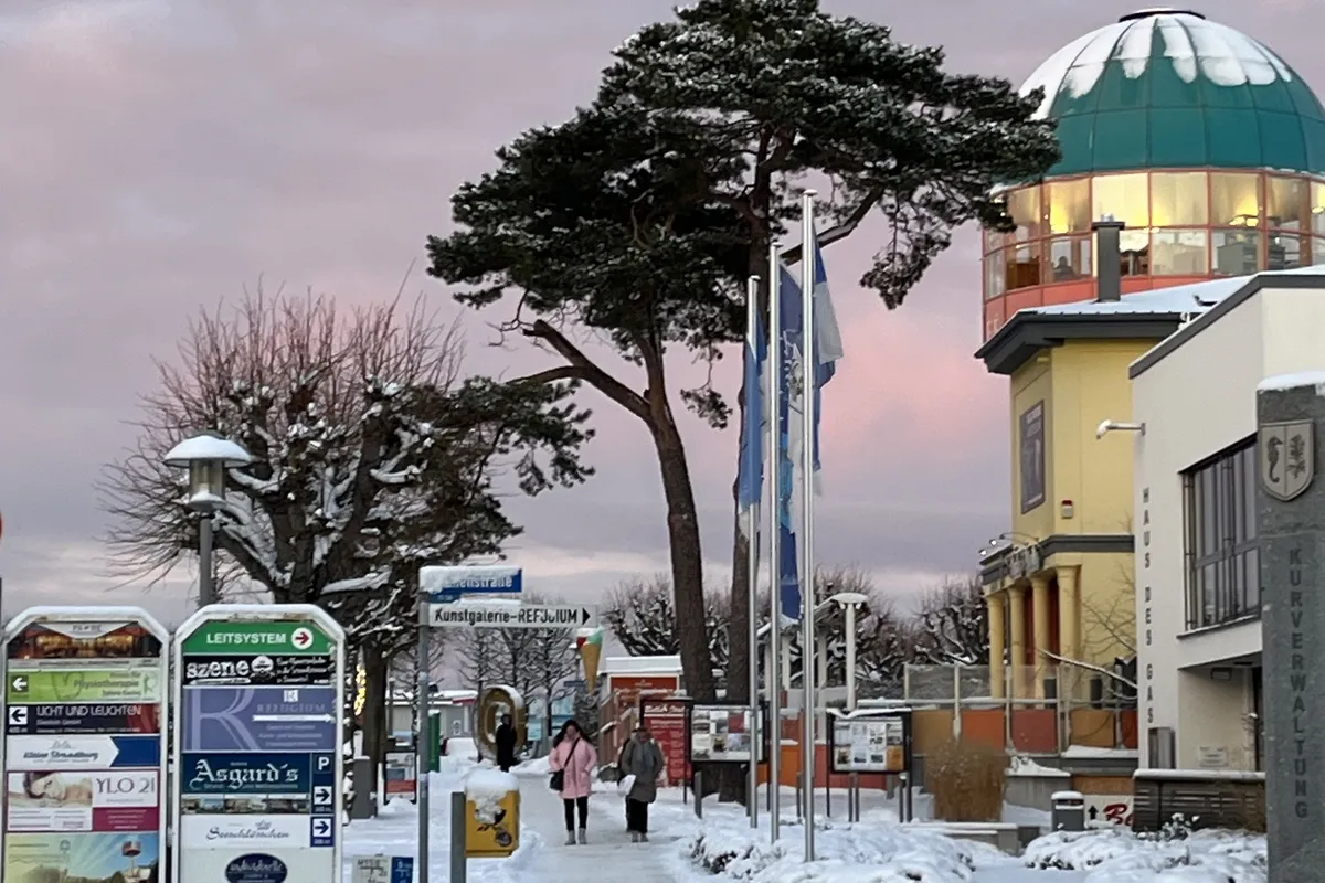 Winter an der Strandpromenade vor der Seebr&uuml;cke