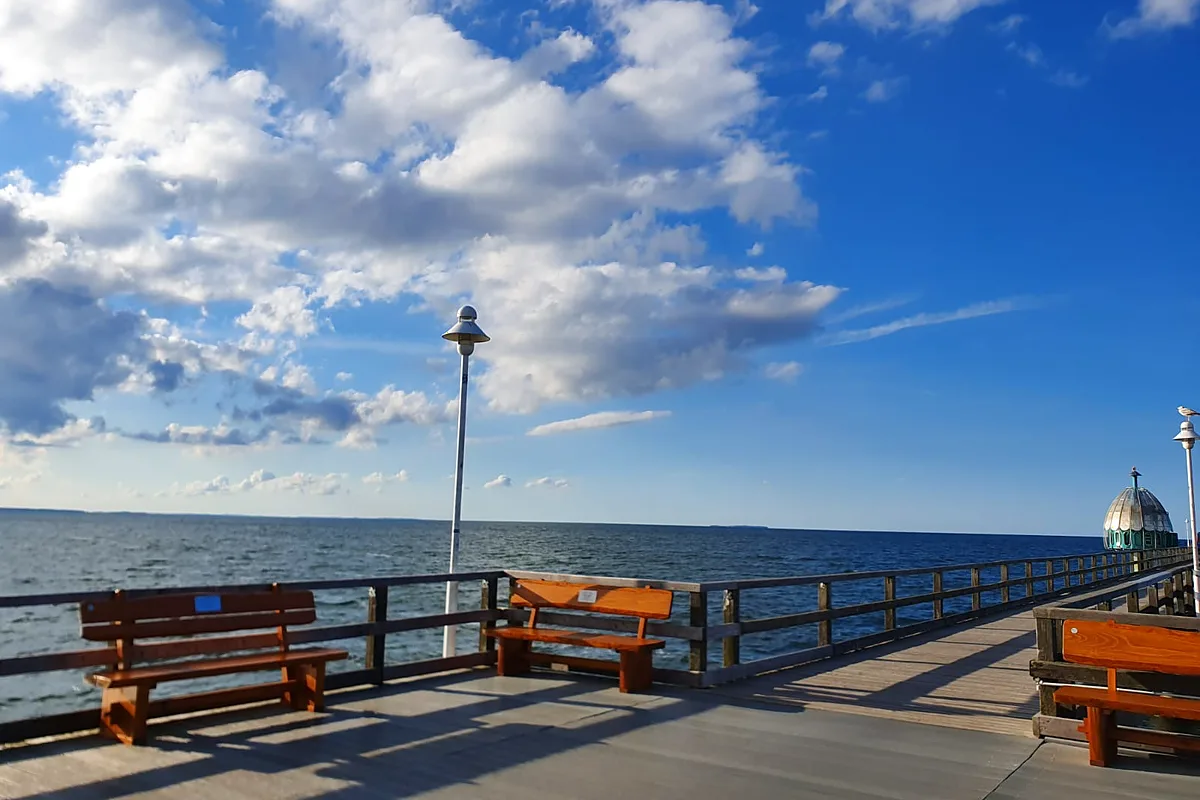 Sitzb&auml;nke auf der Seebr&uuml;cke mit Blick auf die Ostsee