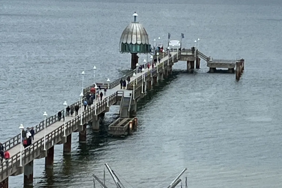 Blick von oben auf Seebr&uuml;cke und Schiffsanleger