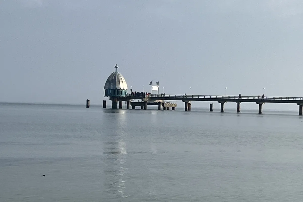 Ruhige Ostsee mit Seebr&uuml;cke und Tauchgondel