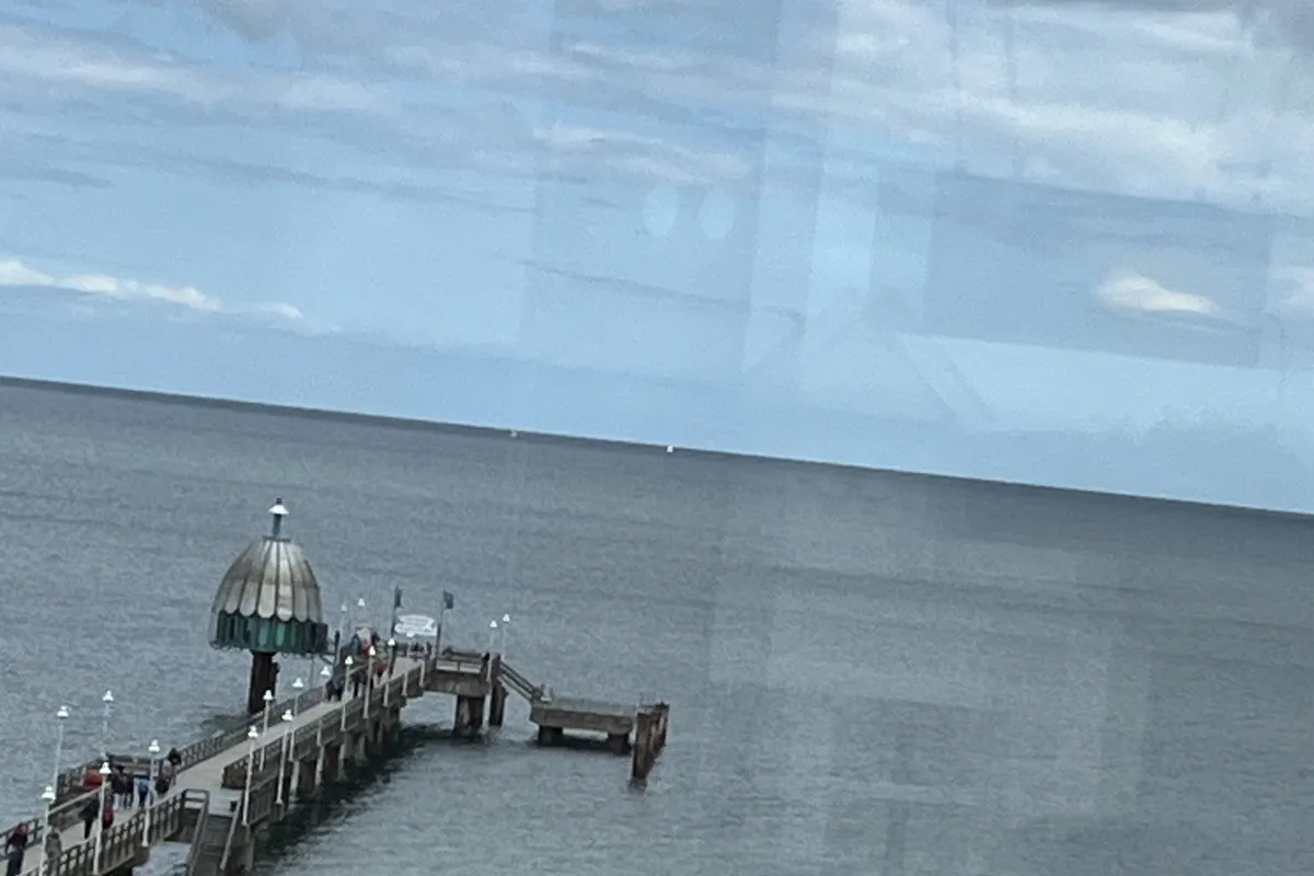 Blick von oben auf Seebr&uuml;cke und Tauchgondel