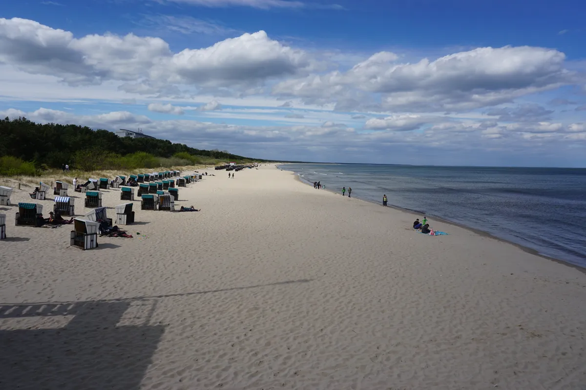 Breiter Ostseestrand in Zinnowitz mit Strandk&ouml;rben