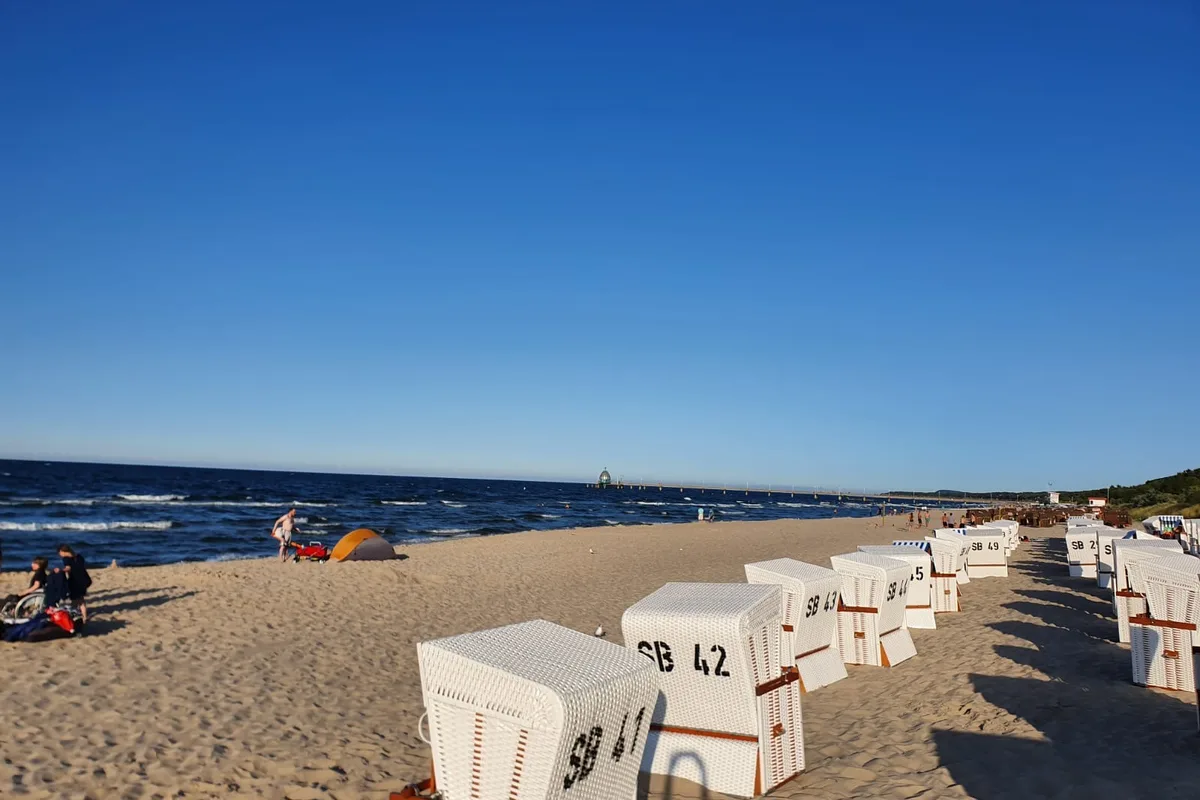 Strandk&ouml;rbe am Abend, dahinter die Seebr&uuml;cke