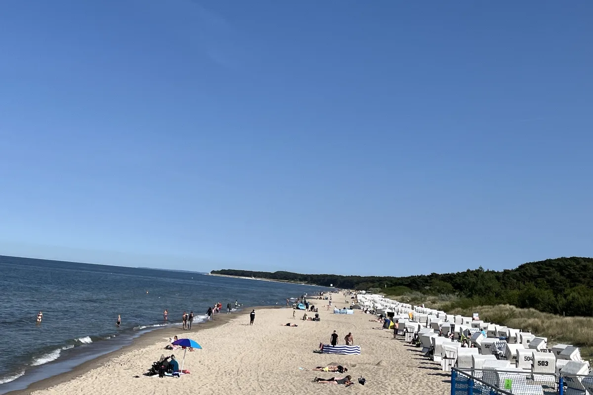 Sommertag am breiten Sandstrand
