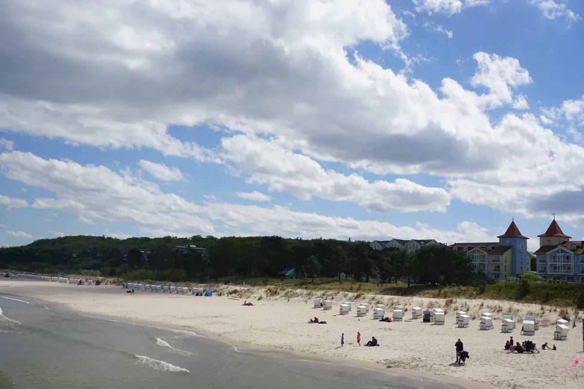 Strand mit Strandk&ouml;rben und B&auml;derarchitektur