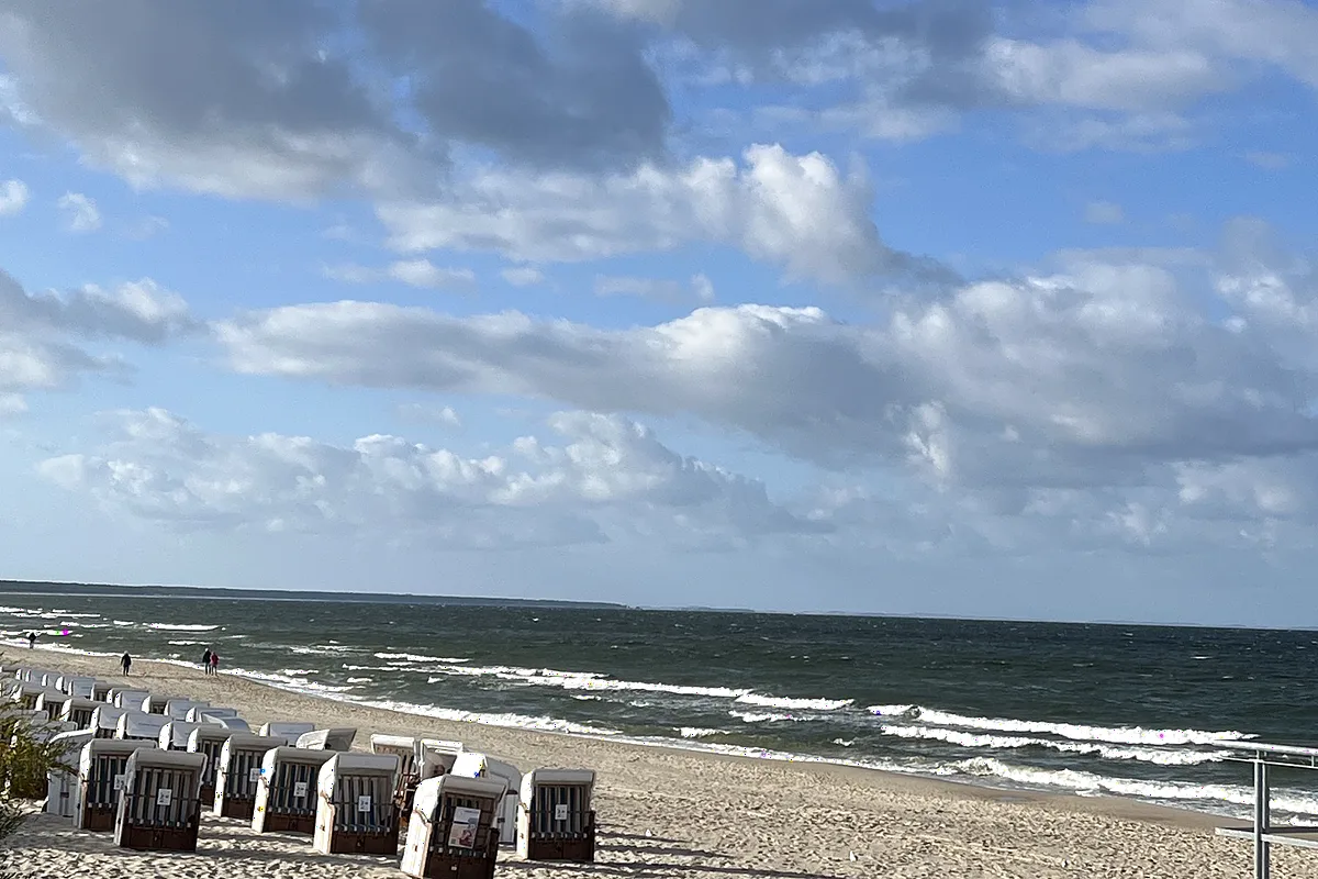 Strandk&ouml;rbe unter Wolken