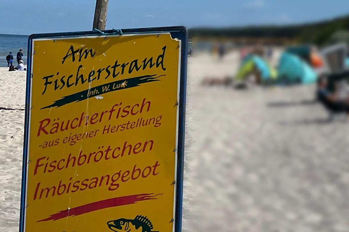 Imbiss &bdquo;Am Fischerstrand&ldquo;: R&auml;ucherfisch und Fischbr&ouml;tchen direkt am Strand