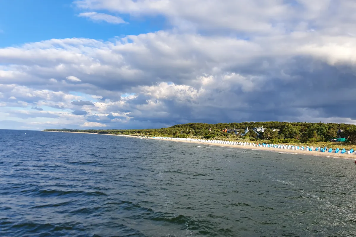 Blick von der Seebr&uuml;cke auf Strand und B&auml;derarchitektur