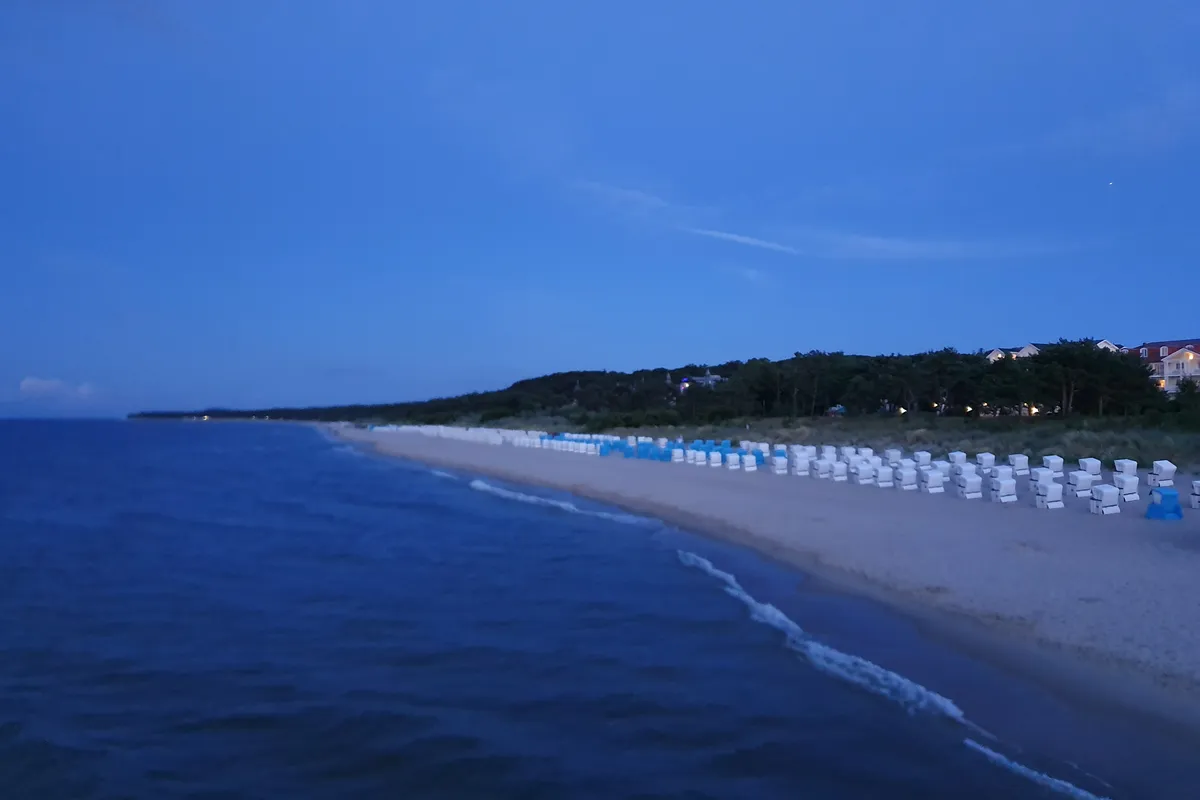 Blaue Stunde &uuml;ber dem Strand