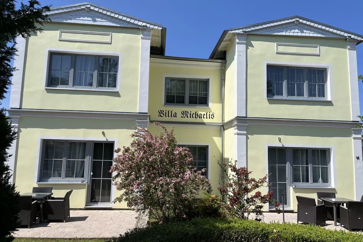 Villa Michaelis, Wilhelm-Potenberg-Stra&szlig;e 14 in Zinnowitz, mit Garten und Sitzgruppen