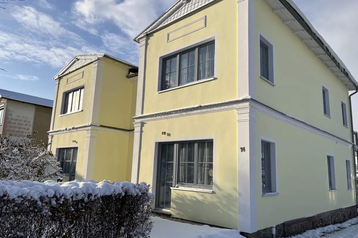 Verschneiter Garten an der Villa