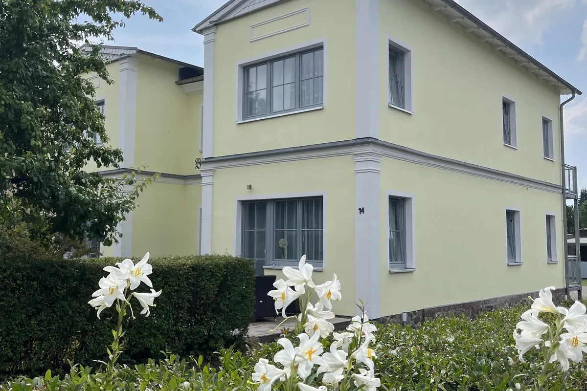 Bl&uuml;hende Lilien am Haus